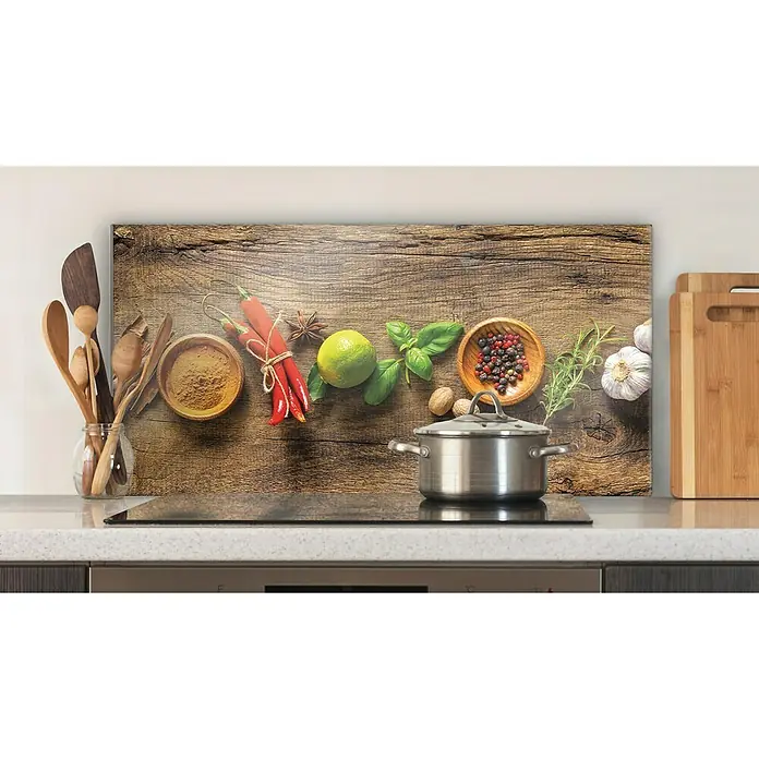 CUCINE Küchenrückwand - Wooden Spice, 80 x 40 cm, Stärke: 6 mm, Einscheibensicherheitsglas (ESG) - Küchenrückwand mit Lebensmitteln wie Chili, Kräutern und Gewürzen auf Holz.