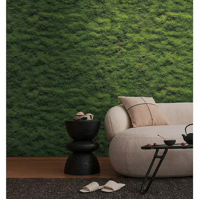 A.S. Création The Wall 3 Fototapete Mooswand - B x H: 159 x 280 cm, Vlies - Nahaufnahme eines stilvollen Wohnzimmers mit Mooswand, minimalistischem Sofa und Beistelltisch.