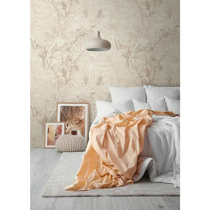 A.S. Création The Wall 3 Fototapete Floral - B x H: 159 x 280 cm, Vlies - Einladendes Schlafzimmer mit einem stilvollen Bett mit weißer Bettwäsche und einer hellpfirsichfarbenen Tagesdecke, die eine warme Atmosphäre schafft.