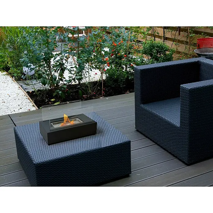 Purline Chimenea de bioetanol Algeiros - Acero inoxidable, Negro - Diseño de patio moderno con muebles de ratán antracita y una chimenea de mesa para momentos acogedores al aire libre.