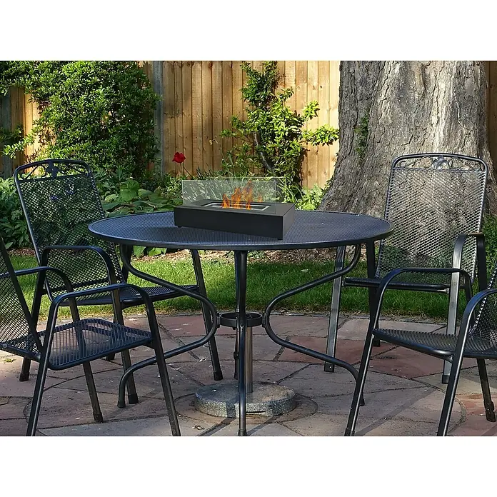 Purline Chimenea de bioetanol Algeiros - Acero inoxidable, Negro - Hogar elegante: chimenea de mesa en jardín con sillas de metal negro, ideal para noches acogedoras al aire libre.