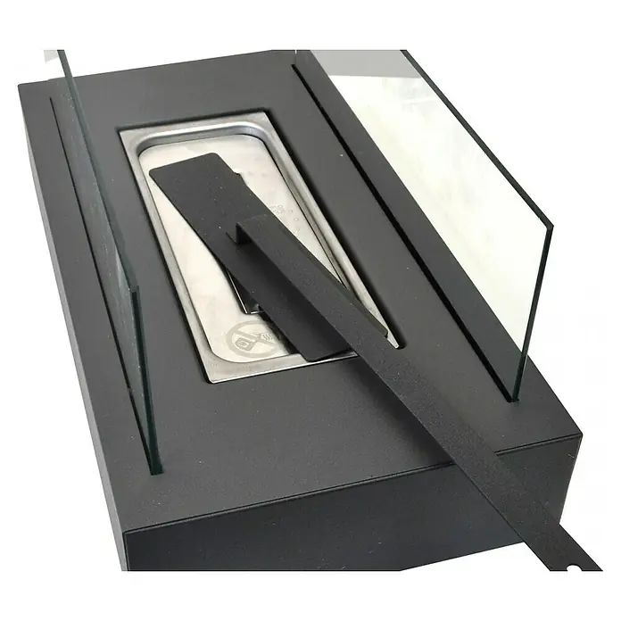 Purline Chimenea de bioetanol Algeiros - Acero inoxidable, Negro - Primer plano de una chimenea de mesa negra con inserciones de vidrio y una herramienta para extinguir la llama.