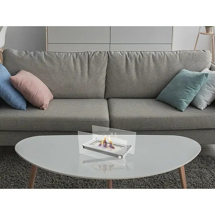 Purline Chimenea de bioetanol Oniros - Acero inoxidable, Plateado - Moderna chimenea de mesa de etanol con vidrio protector sobre una elegante mesa de salón.
