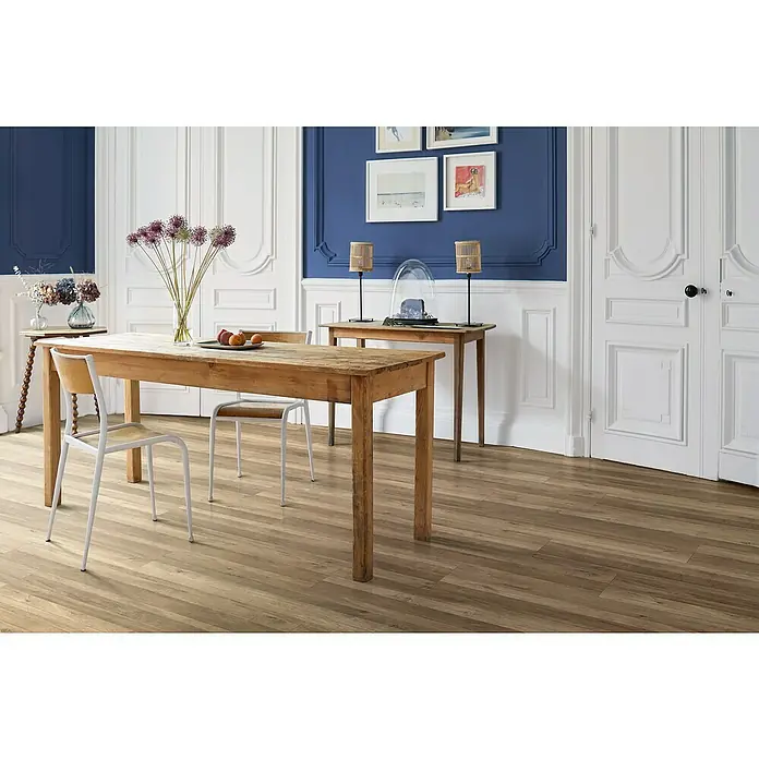 Parador Designbodenmuster Modular ONE Eiche Linea natur - 200 x 194 x 8 mm, Landhausdiele - Einladender Essbereich mit einem Holztisch und Stühlen auf einem warmen Holzboden, akzentuiert durch blaue und weiße Wandpaneele.