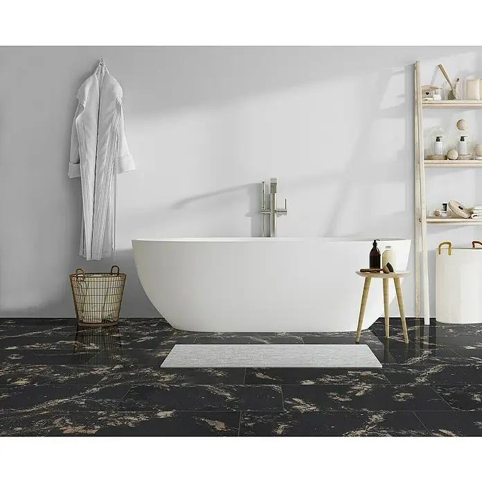 Opiart Feinsteinzeugfliese Oro - 29,7 x 59,7 cm, Schwarz/Gold, Glänzend - Badezimmer mit freistehender Badewanne, Marmorboden, Bademantel an der Wand und Holzregal.