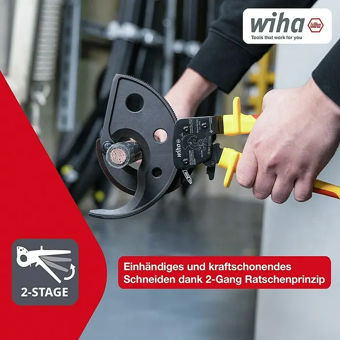 Wiha Ratschenkabelschneider VDE 300 MM² - Länge: 27,5 cm - Eine Wiha Kabelschere in Aktion, die ein Kabel durchtrennt. Das Werkzeug ist für einhändiges und kraftschonendes Schneiden konzipiert.