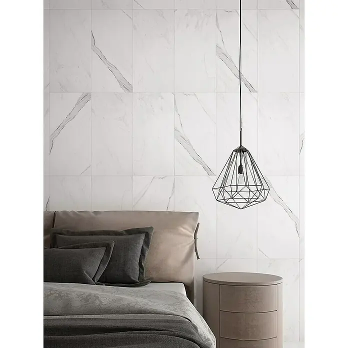 Opiart Feinsteinzeugfliese Blanco - 29,7 x 59,7 cm, Weiß, Glänzend - Elegantes Schlafzimmer mit Marmorwandfliesen, Nachttisch und moderner Hängelampe. Die Fliesen verleihen dem Raum eine luxuriöse Note.