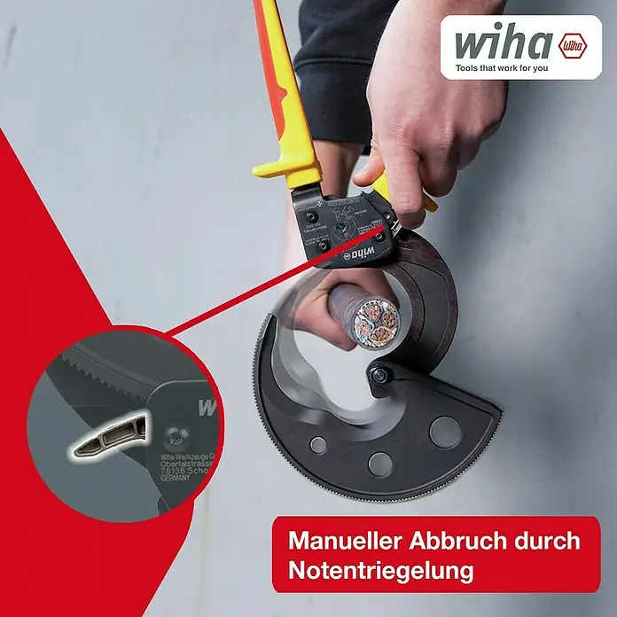 Wiha Ratschenkabelschneider VDE 300 MM² - Länge: 27,5 cm - Eine Wiha Kabelschere im Einsatz, die ein dickes Kabel durchtrennt. Die rote Hervorhebung zeigt das Detail der Klinge und des Wiha Logos.