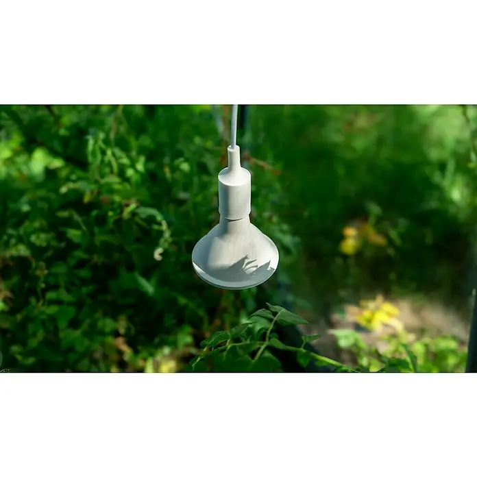 Vitavia Pflanzenlampe Grow 95 - E27, PAR38 - Nahaufnahme einer modernen, hängenden Gartenlampe im Freien, die ein helles Licht für jede Grünfläche bietet.\n