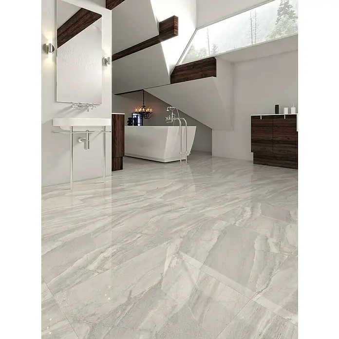 Opiart Feinsteinzeugfliese Gris - 59,7 x 59,7 cm, Hellgrau, Glänzend - Ein modernes Badezimmer mit großformatigen, hellgrauen Bodenfliesen, die eine elegante Marmoroptik aufweisen und den Raum aufwerten.
