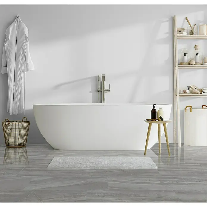 Opiart Feinsteinzeugfliese Gris - 29,7 x 59,7 cm, Hellgrau, Glänzend - Freistehende Badewanne in einem stilvollen Badezimmer mit Handtuchleiter, Bademantel und einem Beistelltisch mit Pflegeprodukten für eine entspannende Atmosphäre.