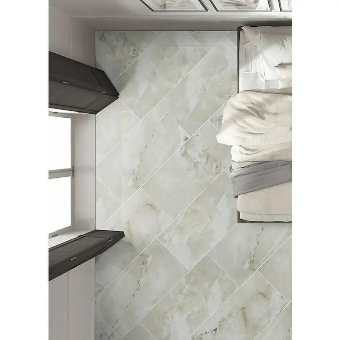 Opiart Feinsteinzeugfliese Crema - 59,7 x 119,5 cm, Beige, Glänzend - Draufsicht auf ein Schlafzimmer mit einem stilvollen Marmorboden, der dem Raum ein elegantes und modernes Ambiente verleiht.