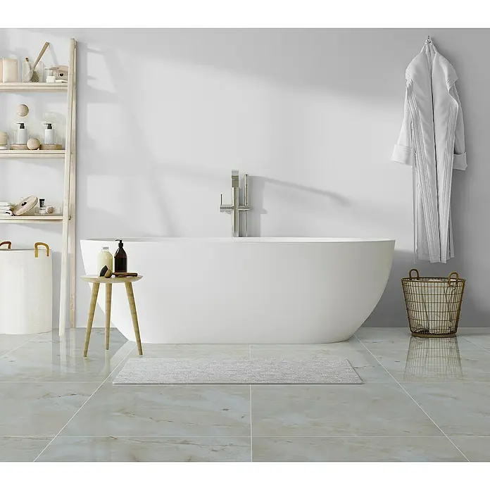 Opiart Feinsteinzeugfliese Crema - 59,7 x 59,7 cm, Beige, Glänzend - Freistehende Badewanne in einem hellen Badezimmer mit Marmorboden, Akzenten aus Holz und einem weichen Bademantel.