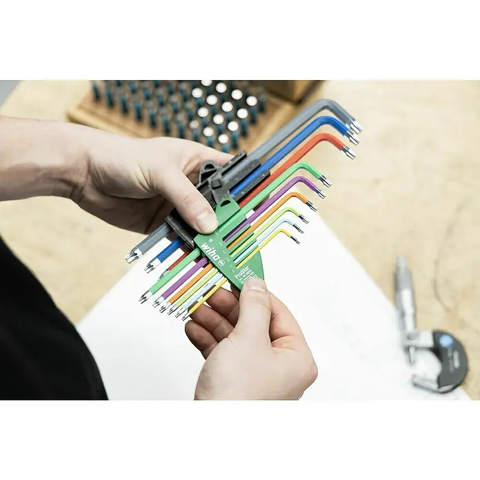 Wiha Stiftschlüsselsatz Torx - 10 -tlg. - Ein Satz farbcodierter Wiha Torx-Schlüssel in der Hand, ideal für präzise Arbeiten im Werkstattbereich. Hochwertige Werkzeuge für Profis und Heimwerker.