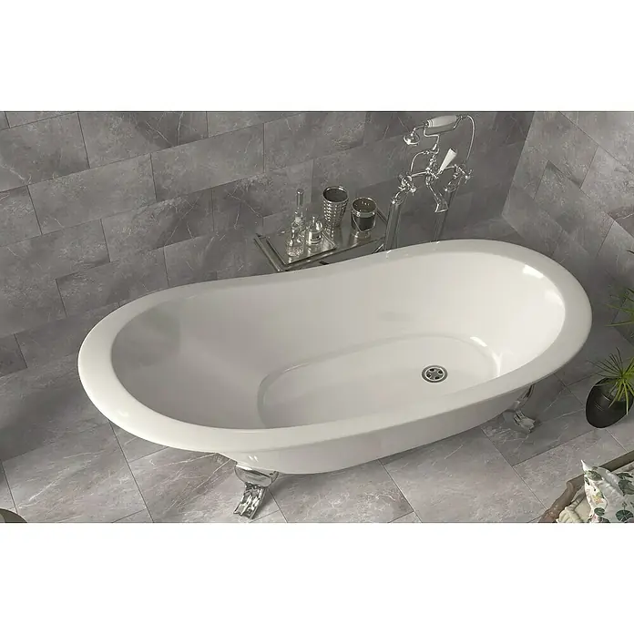 Opiart Feinsteinzeugfliese Silver - 29,7 x 59,7 cm, Silber, Glänzend - Elegante freistehende Badewanne mit Chromarmaturen und stilvollem Design auf grauem Fliesenboden. Eine luxuriöse Ergänzung für jedes Badezimmer.