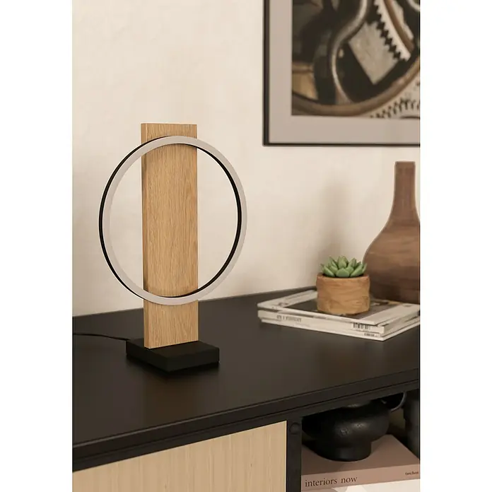 Eglo Boyal Tischleuchte - 12 W, L x B x H: 30 x 15 x 42,5 cm, Schwarz/Braun - Modern gestaltete Tischleuchte mit einem Holzsockel und einem kreisförmigen LED-Licht, die eine elegante Atmosphäre schafft.