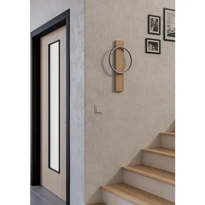 Eglo Boyal Wandleuchte - 36 W, L x B x H: 30 x 7,5 x 56 cm, Schwarz/Eichefarben - Nahaufnahme eines stilvollen Flurs mit einer modernen Tür, Treppe und Wanddeko.