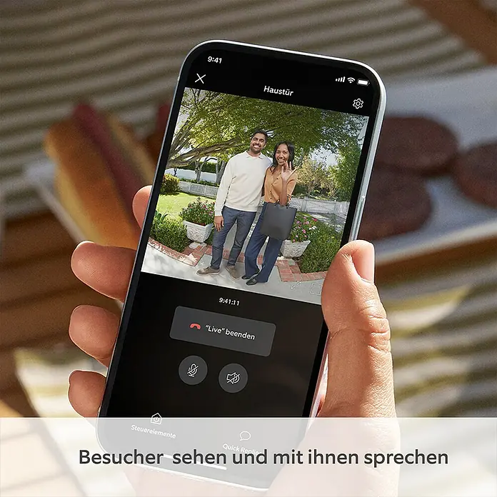 Ring Set Türklingel mit Kamera Video Doorbell Akku + Chime Akku (2nd Gen) - Nickel, 2.560 x 1.440 Pixel, 2,3 x 6,19 x 12,65 cm - Smartphone mit Überwachungs-App zeigt ein Paar vor der Haustür, was die Kommunikation mit Besuchern ermöglicht.