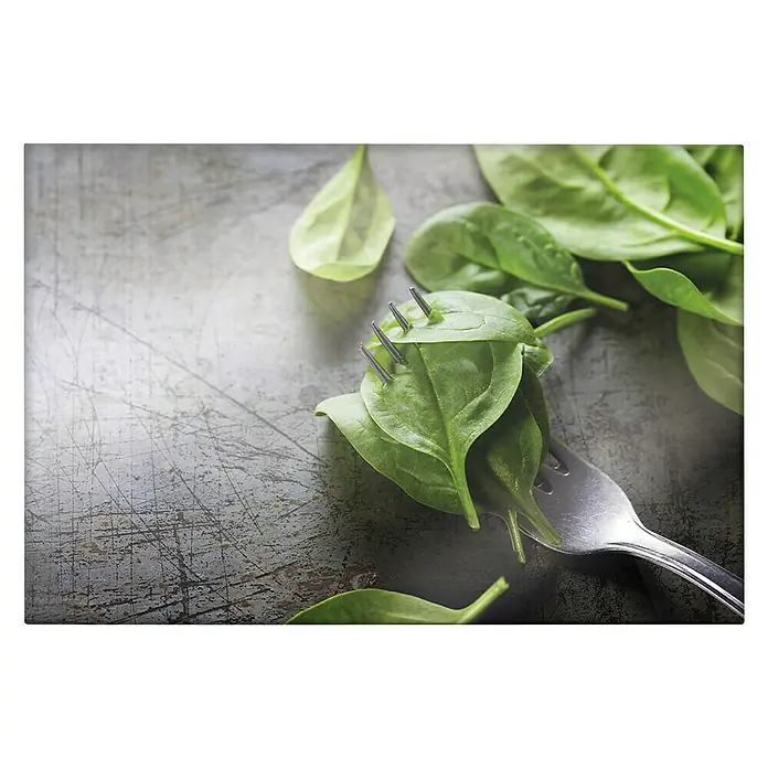 CUCINE Küchenrückwand - Basil on Fork, 60 x 40 cm, Stärke: 6 mm, Einscheibensicherheitsglas (ESG) - Nahaufnahme von frischem Spinat auf einer Gabel, präsentiert auf einem strukturierten Untergrund, ideal für gesunde Ernährung und frische Zutaten.