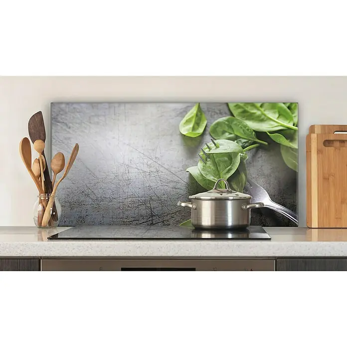 CUCINE Küchenrückwand - Basil on Fork, 80 x 40 cm, Stärke: 6 mm, Einscheibensicherheitsglas (ESG) - Küchenrückwand mit einem Motiv aus Spinat, einer Gabel und einem Kochtopf, die eine frische und moderne Atmosphäre in der Küche schafft.