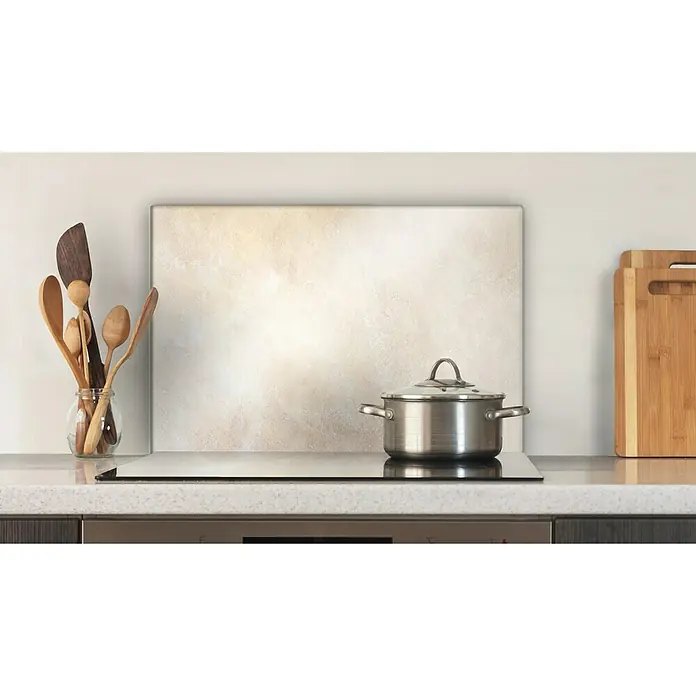 CUCINE Küchenrückwand - Light Marble, 60 x 40 cm, Stärke: 6 mm, Einscheibensicherheitsglas (ESG) - Eine Edelstahlkasserolle steht auf einem Induktionskochfeld, umgeben von Küchenutensilien und Schneidebrettern.