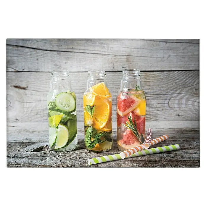 CUCINE Küchenrückwand - Fruity Lemonade, 60 x 40 cm, Stärke: 6 mm, Einscheibensicherheitsglas (ESG) - Drei Glasflaschen mit erfrischendem Infused Water, mit Gurke, Limette, Orange und Grapefruit, daneben bunte Papierstrohhalme auf Holzgrund.
