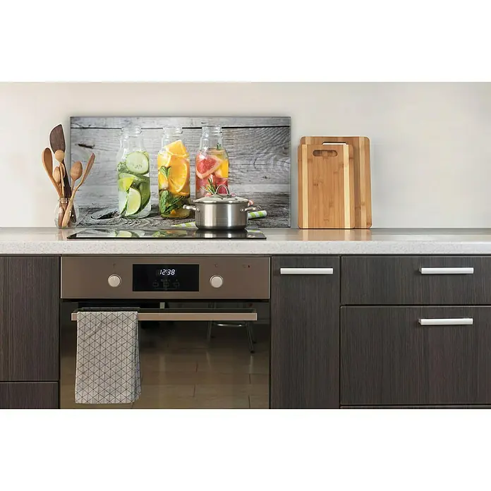 CUCINE Küchenrückwand - Fruity Lemonade, 80 x 40 cm, Stärke: 6 mm, Einscheibensicherheitsglas (ESG) - Moderne Küchenspüle mit Dekorationen. Der Fokus liegt auf dem stilvollen Küchendesign mit Küchenutensilien und einem Kochfeld.