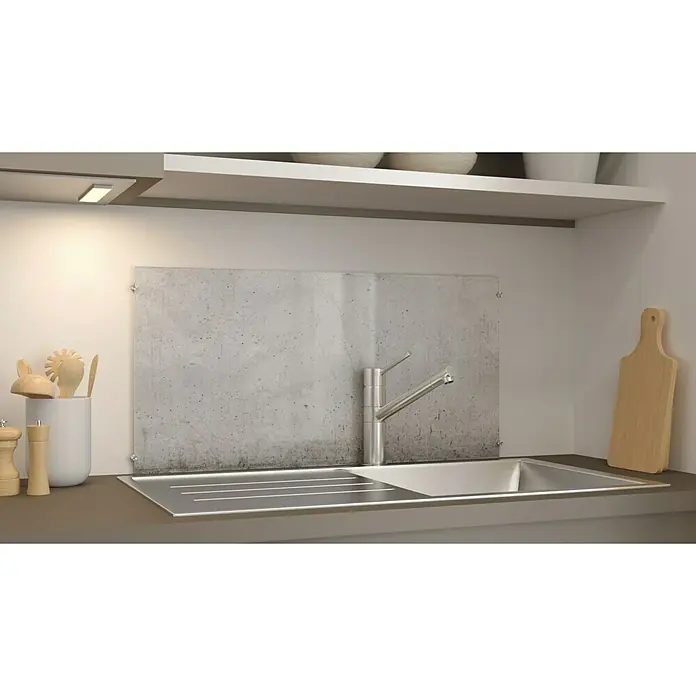 CUCINE Küchenrückwand - Cracked Concrete, 80 x 40 cm, Stärke: 6 mm, Einscheibensicherheitsglas (ESG) - Spüle mit Armatur in einer modernen Küche. Das Spülbecken ist aus Edelstahl und die Arbeitsplatte ist in einem neutralen Farbton gehalten.