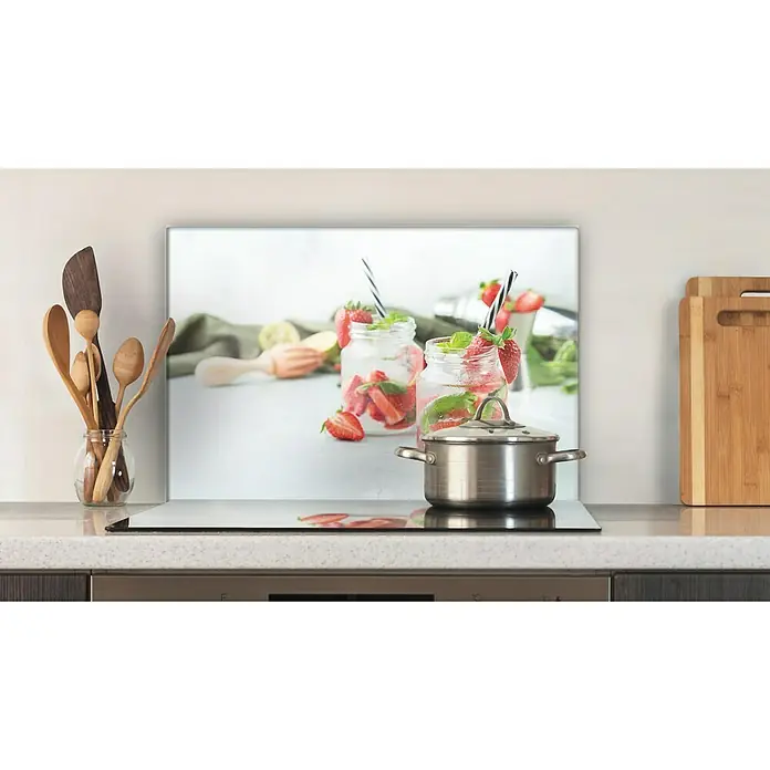 CUCINE Küchenrückwand - Strawberry Lemonade, 60 x 40 cm, Stärke: 6 mm, Einscheibensicherheitsglas (ESG) - Küchenrückwand mit Erdbeer-Limonade-Motiv und Kochtopf auf dem Herd. Optischer Küchenschutz und dekoratives Element.