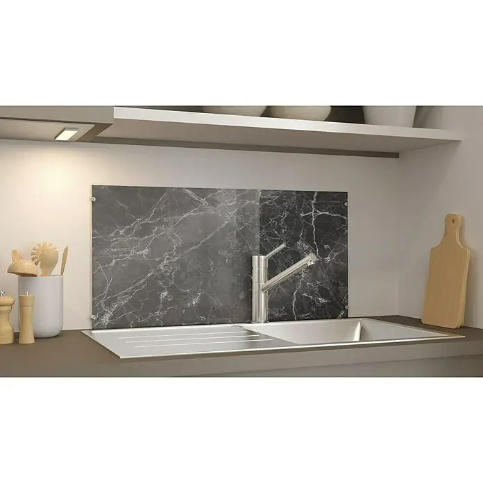 CUCINE Küchenrückwand - Black Marble, 80 x 40 cm, Stärke: 6 mm, Einscheibensicherheitsglas (ESG) - Spülbecken mit Armatur und grauer Marmor-Rückwand. Moderne Küchenausstattung für stilvolles Geschirrspülen und Essenszubereitung.