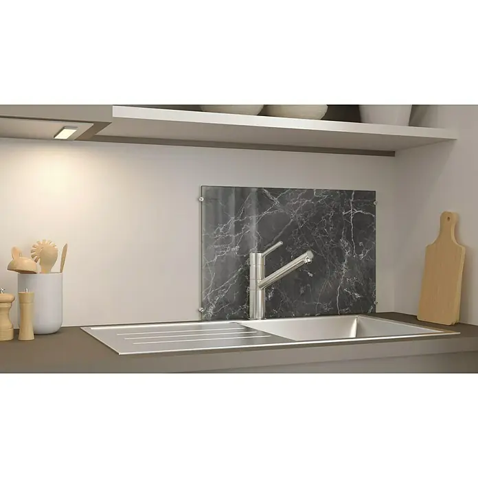 CUCINE Küchenrückwand - Black Marble, 60 x 40 cm, Stärke: 6 mm, Einscheibensicherheitsglas (ESG) - Küchenspüle mit Armatur und dunklem Marmor-Spritzschutz, ergänzt durch eine hölzerne Schneidebrett-Dekoration, ideal für moderne Küchen.