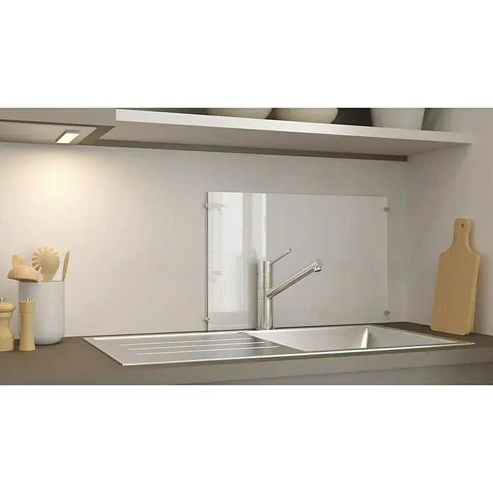 CUCINE Küchenrückwand - Clear, 60 x 40 cm, Stärke: 6 mm, Einscheibensicherheitsglas (ESG) - Spülbecken mit Armatur und einem transparenten Spritzschutz an der Küchenwand, neben dem Spülbecken steht ein Schneidebrett.