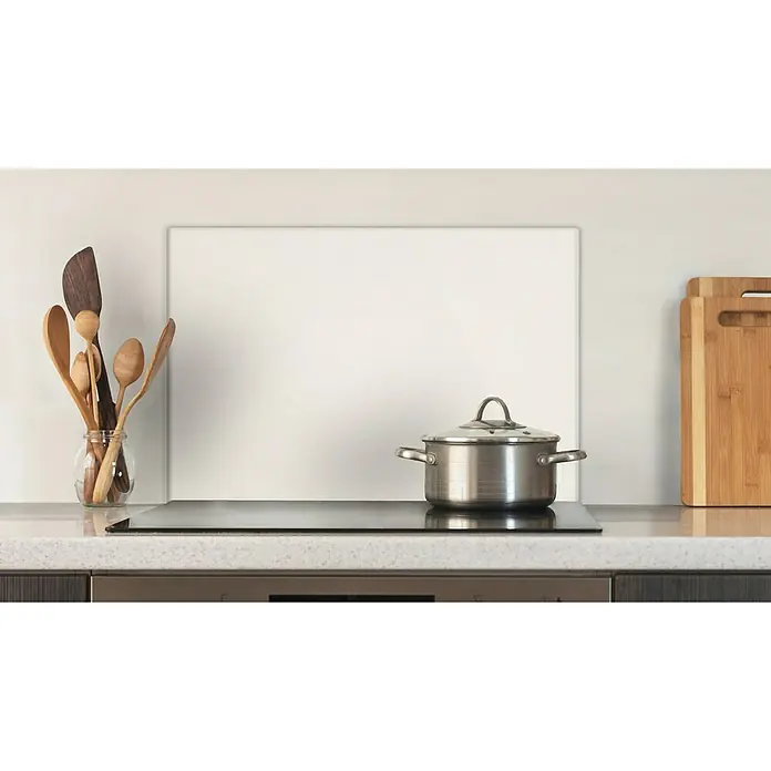 CUCINE Küchenrückwand - Satiniert, 60 x 40 cm, Stärke: 6 mm, Einscheibensicherheitsglas (ESG) - Eine Kochstelle mit einem Topf darauf, neben Küchenutensilien und Schneidebrettern. Die Kochstelle ist ein Highlight.