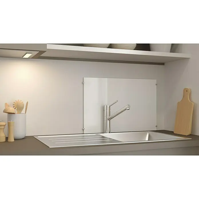 CUCINE Küchenrückwand - Weiß, 60 x 40 cm, Stärke: 6 mm, Einscheibensicherheitsglas (ESG) - Eine moderne Küchenspüle mit Armatur, Spritzschutz und Küchenutensilien auf einer Arbeitsfläche unter einem Regal mit Beleuchtung.