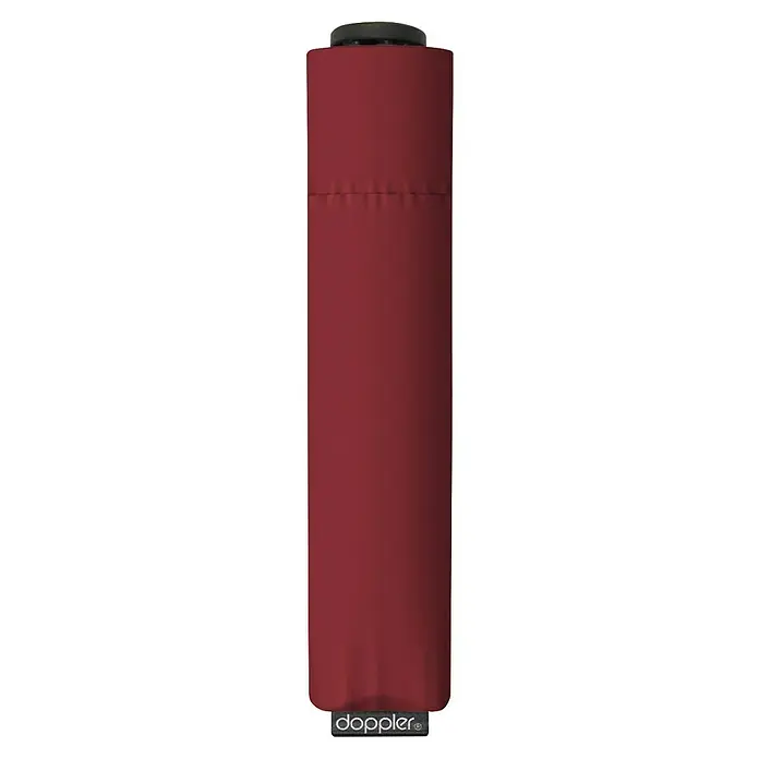 Doppler Taschenschirm Zero - Fiery Red, Durchmesser Bespannung: 91 cm, Länge: 21 cm - Nahaufnahme eines roten Doppler-Regenschirms, der durch sein schlankes Design und seine hochwertige Verarbeitung besticht.