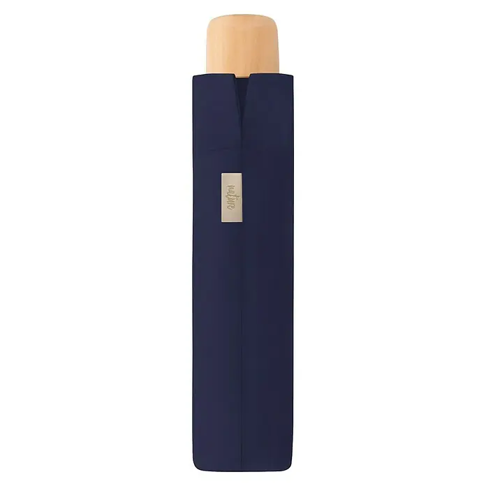 Doppler Taschenschirm Nature - Deep Blue, Durchmesser Bespannung: 96 cm, Länge: 25 cm - Nahaufnahme eines blauen Parfums mit Holzdeckel und silbernem Namensschild, das einen modernen und eleganten Eindruck vermittelt.