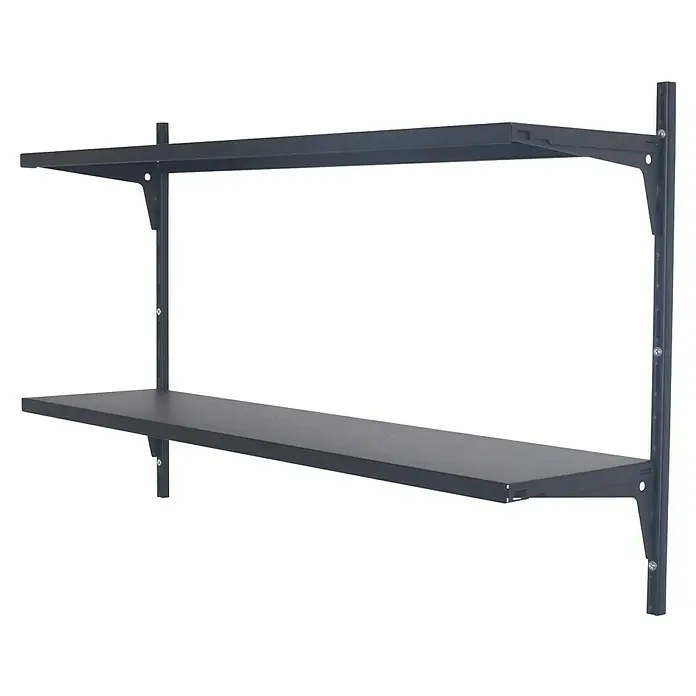 Element System Classic Wandregal-Set Office 1 RS50 - L x B x H: 22 x 82,8 x 49,6 cm, Schwarz - Ein graues Regal mit zwei Ebenen, das an der Wand montiert ist und eine moderne und platzsparende Aufbewahrungslösung bietet.