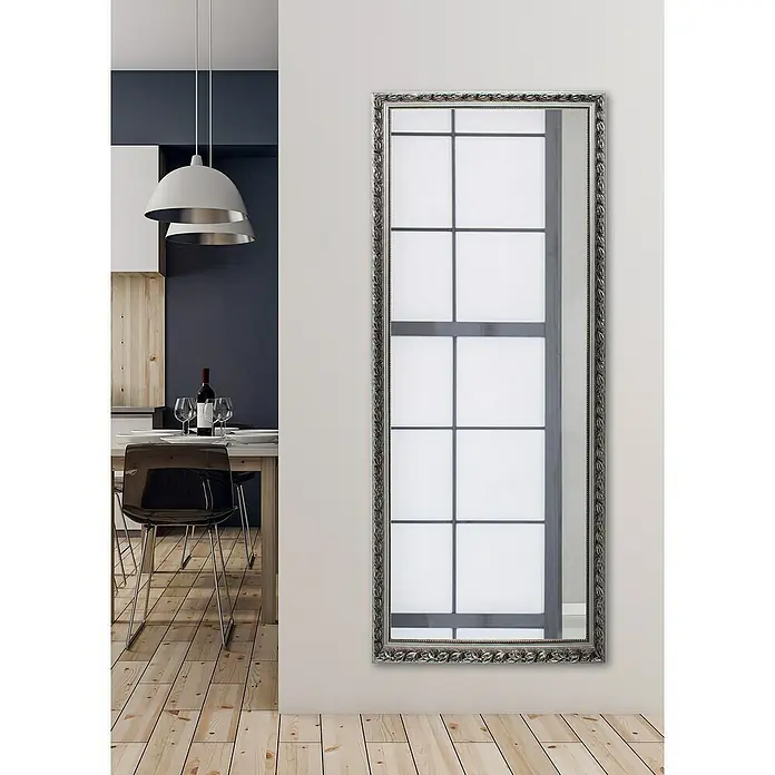 Rahmenspiegel Sonja - 70 x 170 cm, Silber, Holz - Ein eleganter, rechteckiger Spiegel mit einem dekorativen Rahmen hängt an der Wand und reflektiert Licht und Raum.
