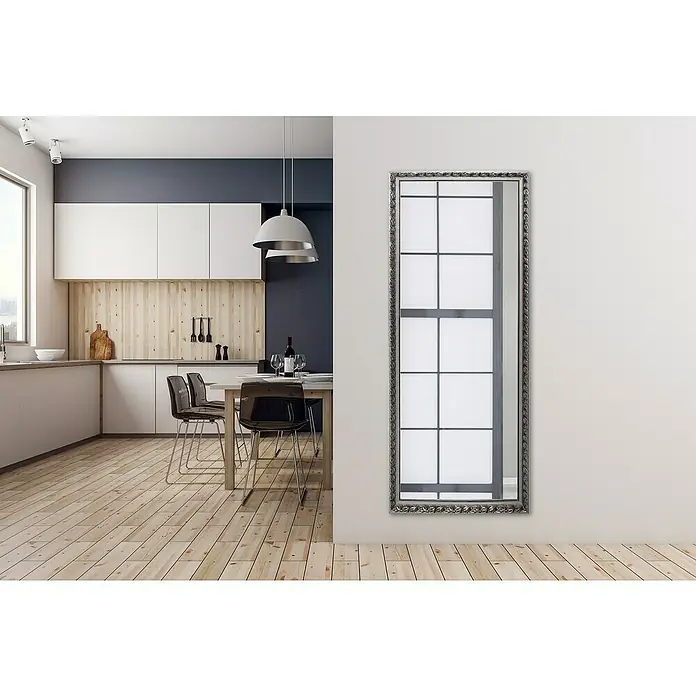 Rahmenspiegel Sonja - 70 x 170 cm, Silber, Holz - Das Bild zeigt einen langen, rechteckigen Spiegel mit einem verzierten Rahmen an einer weißen Wand. Der Spiegel reflektiert Licht und Raum.