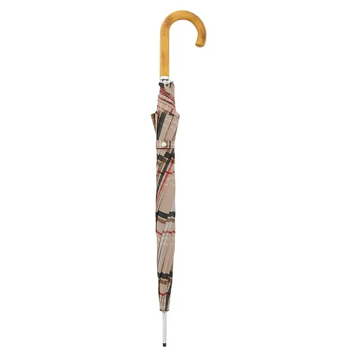 Doppler Regenschirm Fiber - Stockholm Beige, Durchmesser Bespannung: 100 cm, Länge: 88 cm - Ein beigefarbener Regenschirm mit Tartanmuster und einem Griff aus hellem Holz im J-Stil ist geschlossen dargestellt.