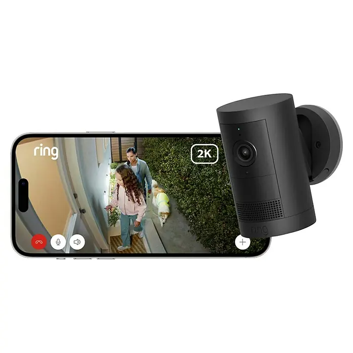 Ring Außenkamera Akku Plus - 2.048 x 1.536 Pixel (2K-HD), Schwarz - Ring Sicherheitskamera mit Smartphone-App-Ansicht, die eine Familie und einen Hund zeigt. Die Kamera bietet 2K-Auflösung für klare Überwachung.