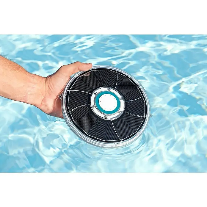 Bestway Sprinkler FloatBright™ - Transparent, Betriebsdauer: 3 h - Solarbetriebener Poolreiniger wird über einem Schwimmbad gehalten. Es ist eine umweltfreundliche und effiziente Möglichkeit, das Poolwasser sauber zu halten.