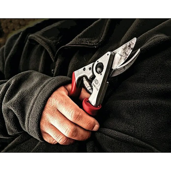 Felco Gartenschere 7 - Max. Aststärke: 25 mm - Nahaufnahme einer Hand, die eine Felco 7 Gartenschere vor dem Hintergrund einer dunklen Fleecejacke hält.