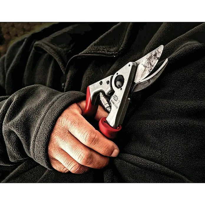 Felco Gartenschere 7 - Max. Aststärke: 25 mm - Nahaufnahme einer Hand, die eine Felco 7 Gartenschere hält, mit Fokus auf die Präzision und das Werkzeug für den Garten.