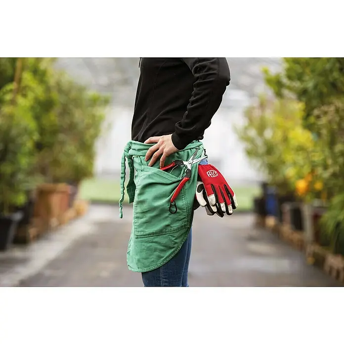 Felco Ernteschere 322 - Bypass, Max. Aststärke: 10 mm - Die grüne Gartenschürze mit Werkzeugen und Handschuhen ist ein praktischer Helfer für jeden Gärtner und bietet Stauraum für alle wichtigen Utensilien.