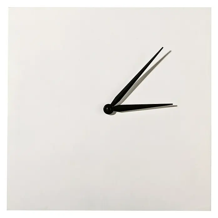 Artemio Reloj de pared cuadrado -  - Dos manecillas de reloj negras y puntiagudas sobre una esfera en blanco.