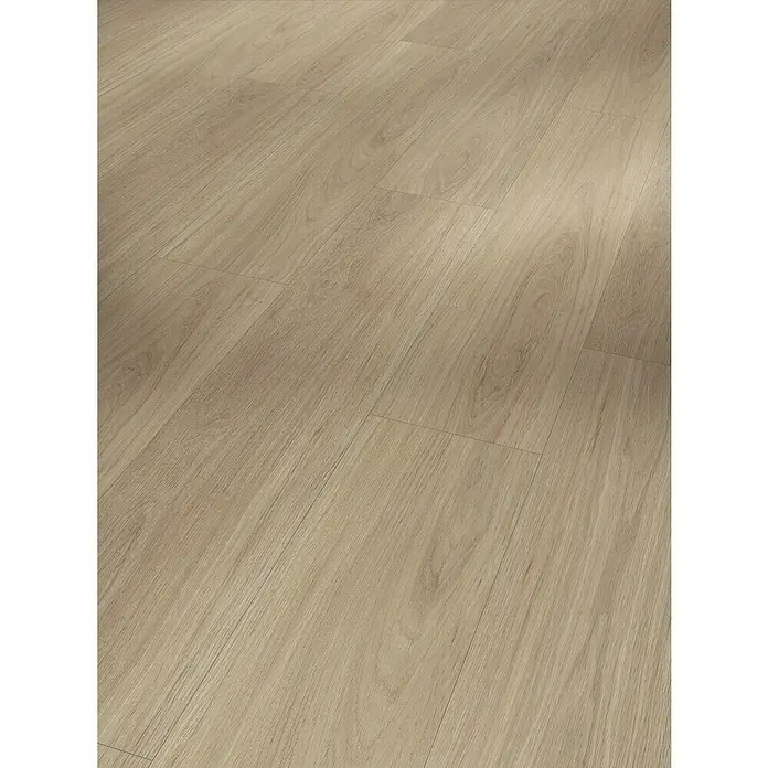 Parador Vinylboden Basic 5.3 - Eiche Oxford geschliffen, Landhausdiele, 1.209 x 225 x 5,3 mm - Nahaufnahme eines hellen Holzfußbodens, der eine warme und einladende Atmosphäre schafft. Die Maserung des Holzes ist gut sichtbar.