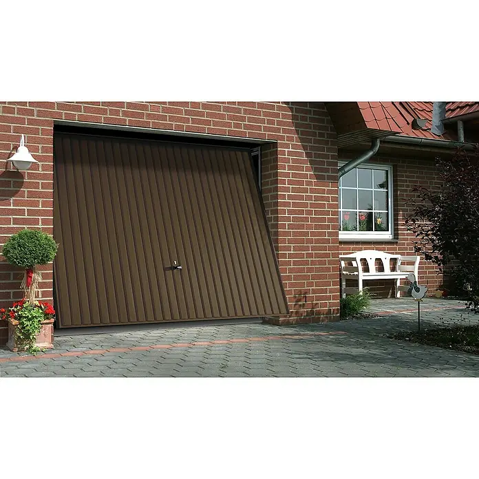 Hörmann Garagentor Berry N80 M902 - 2.625 x 2.125 mm, Terrabraun, Glatt - Teilweise geöffnetes braunes Garagentor an einem roten Backsteingebäude mit weißer Außenlampe und weißen Fensterrahmen.