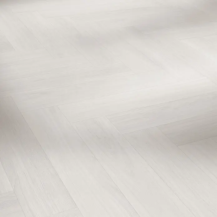 Parador Vinylboden Trendtime 3 - Eiche Oxford weiß, Fischgrät, 730 x 146 x 5 mm - Nahaufnahme von hellem Parkettboden im Fischgrätmuster, der eine ruhige und moderne Ästhetik für jeden Raum bietet.