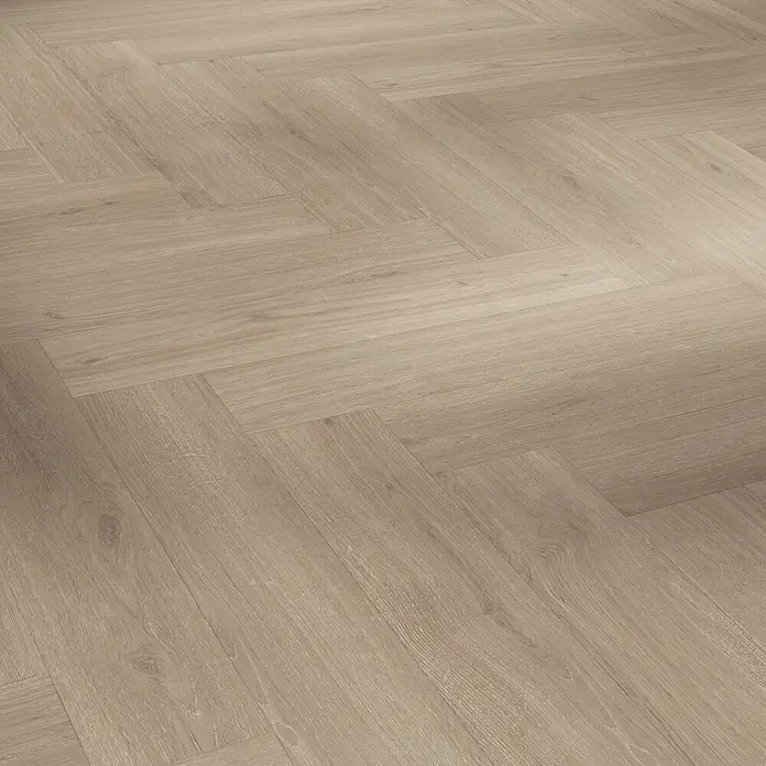 Parador Vinylboden Trendtime 3 - Eiche Regent grau, Fischgrät, 730 x 146 x 5 mm - Ein elegantes Fischgrätmuster ziert diesen hellen Holzboden und verleiht jedem Raum einen Hauch von natürlicher Eleganz und zeitloser Schönheit.